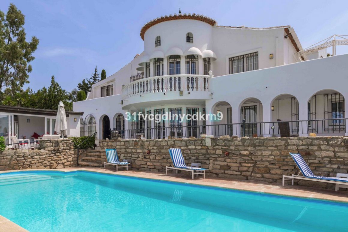 Villa for sale in Estepona