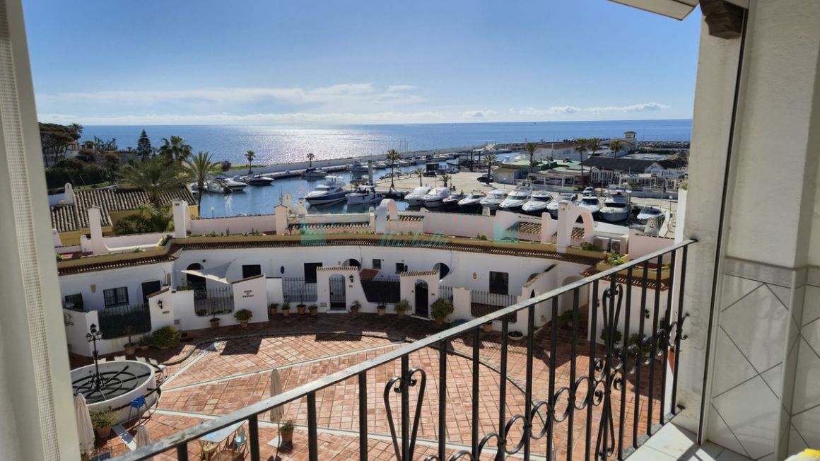 Penthouse for sale in  Cabopino, Marbella East