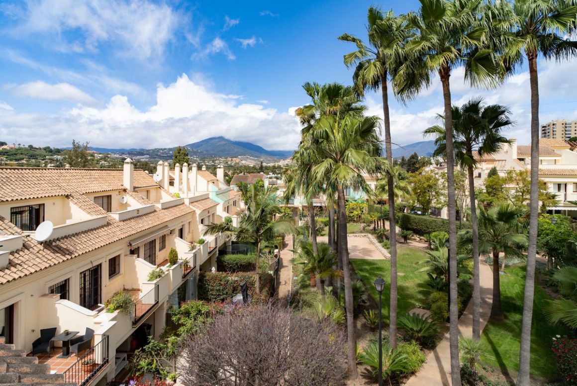 Town House for sale in Nueva Andalucia