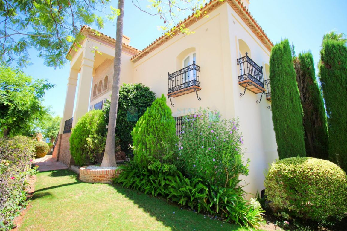 Villa en alquiler en  Los Arqueros, Benahavis