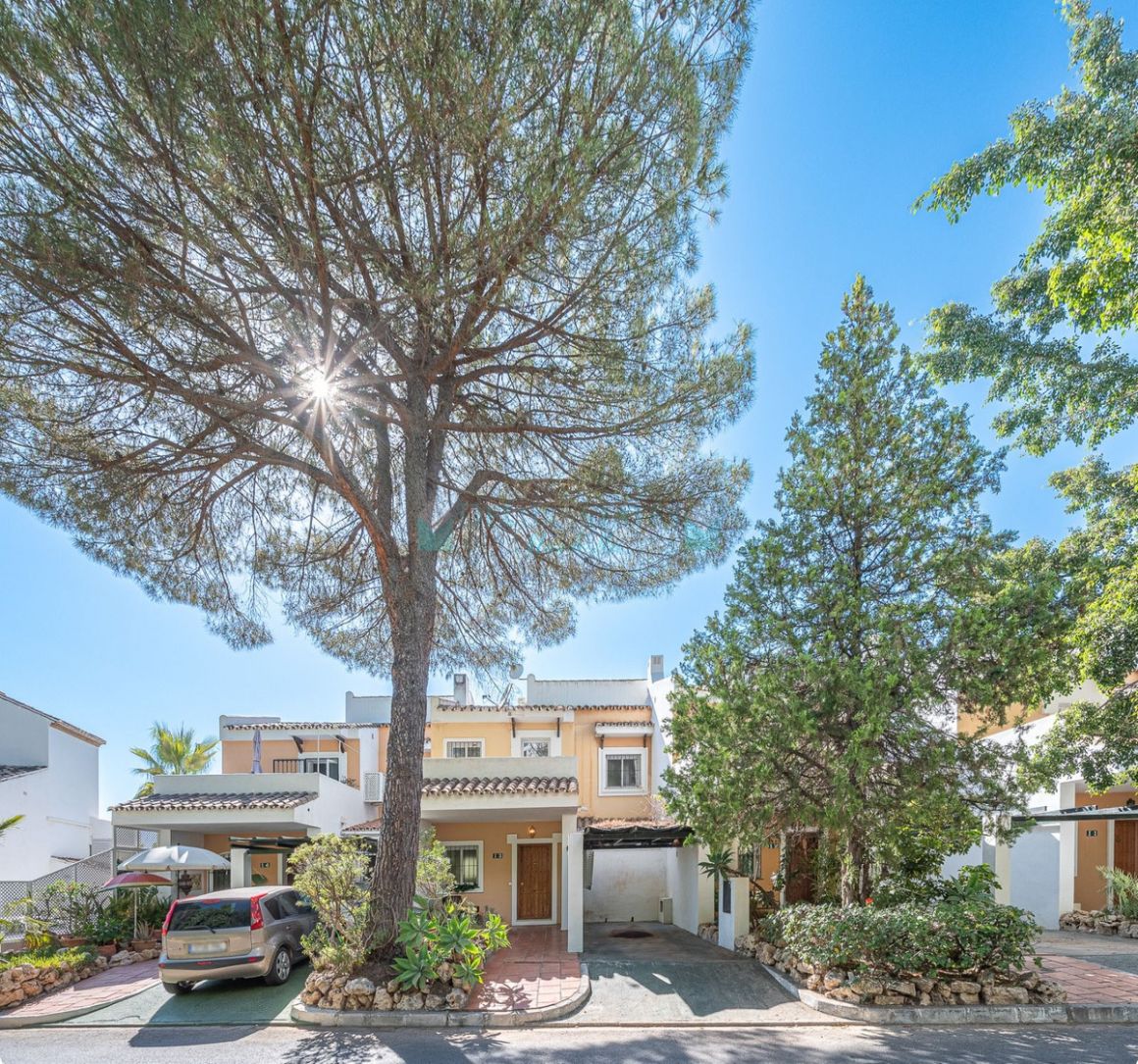Town House for sale in Benahavis