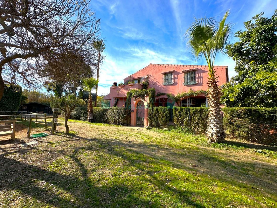 Finca for sale in Estepona