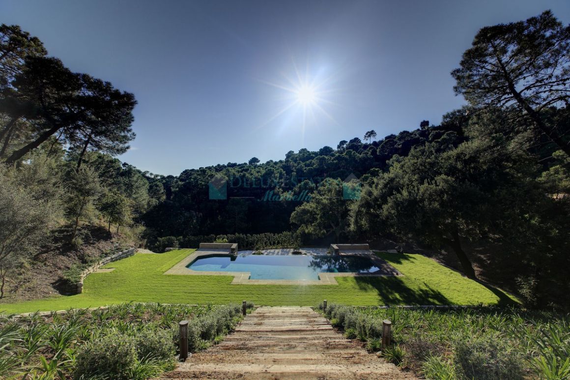 Villa for sale in Benahavis