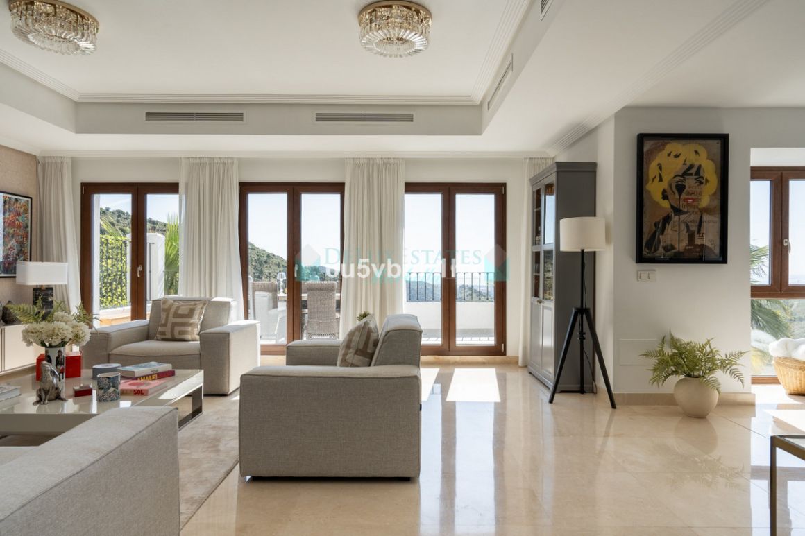 Villa for sale in Benahavis