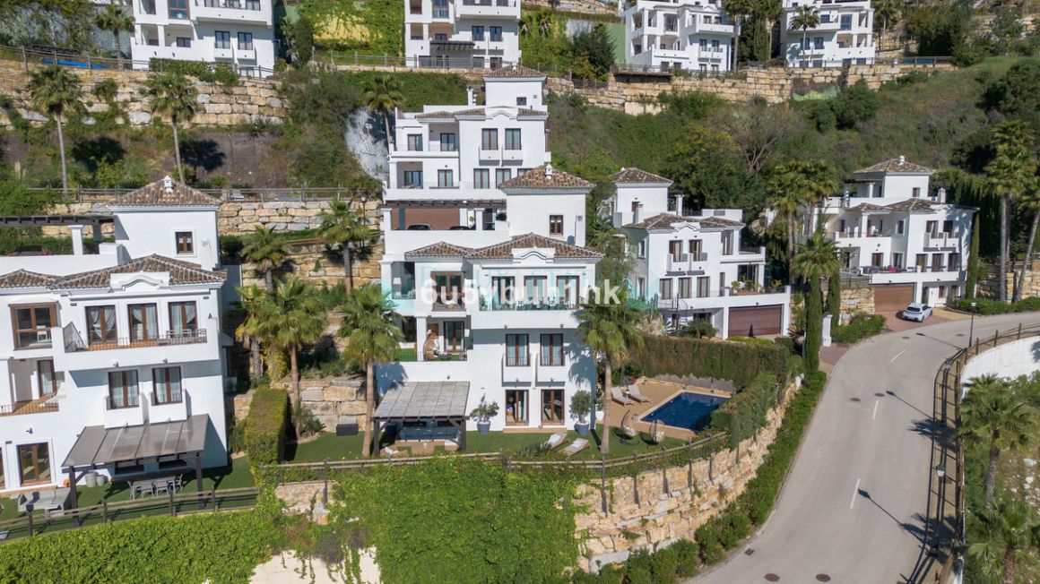 Villa for sale in Benahavis