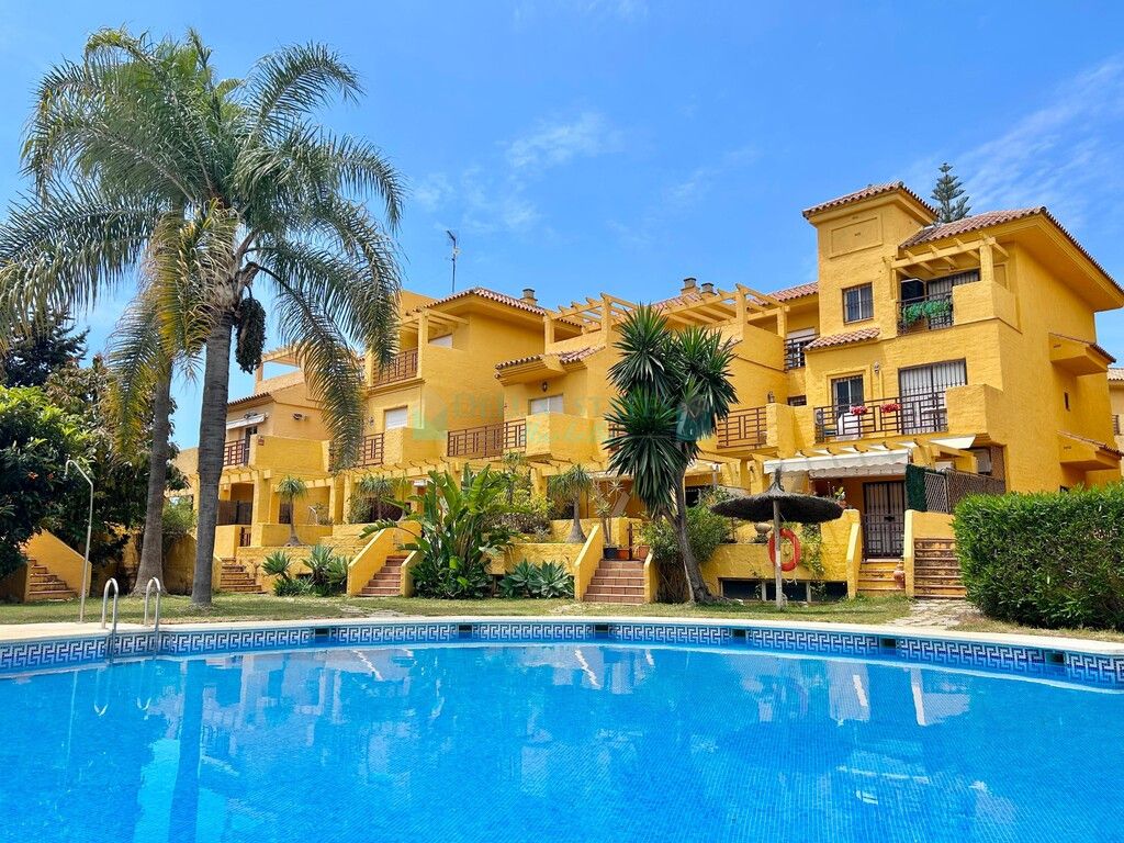 Villa Pareada en venta en Estepona