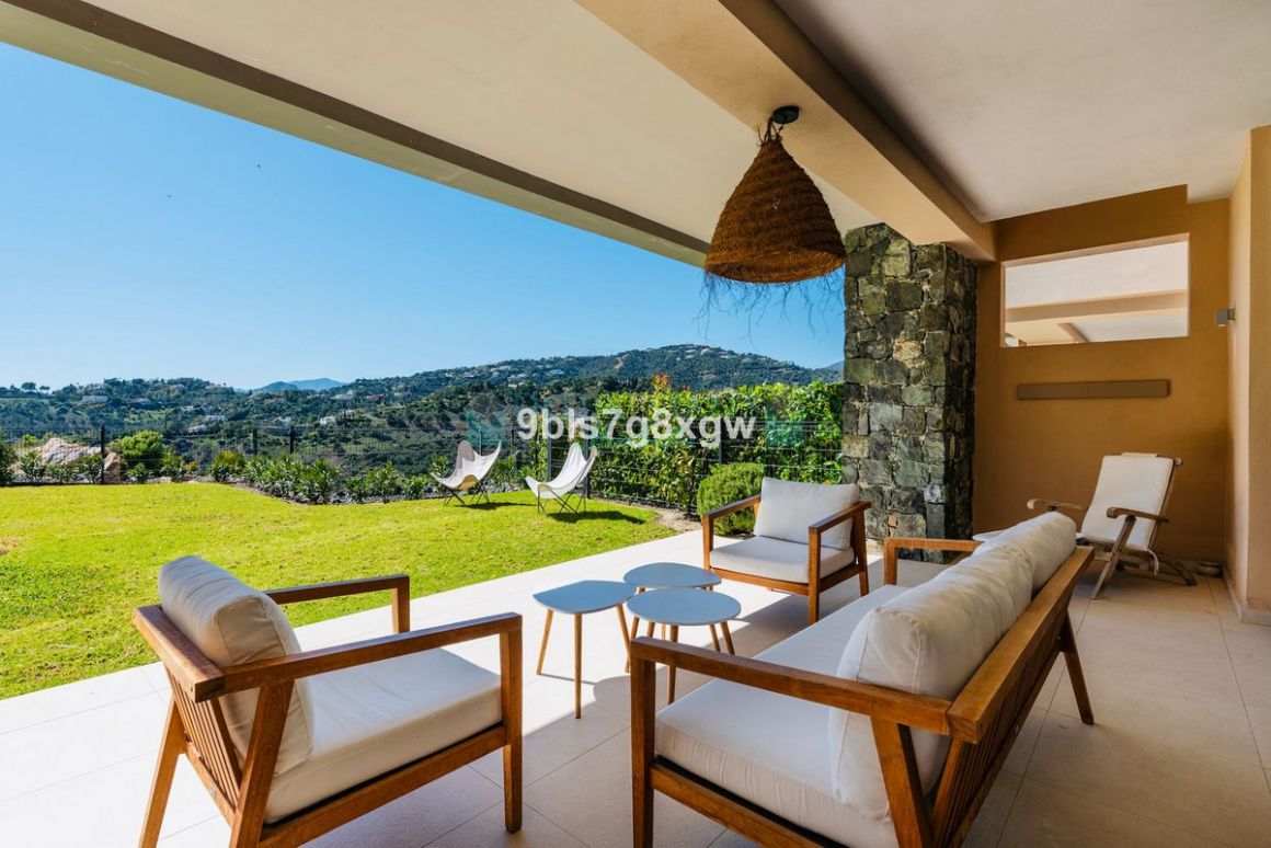 Apartamento Planta Baja en venta en  La Quinta, Benahavis