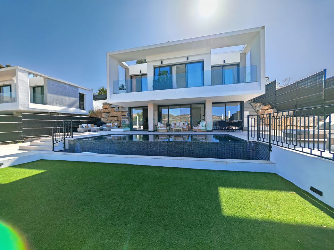 Villa for sale in Estepona