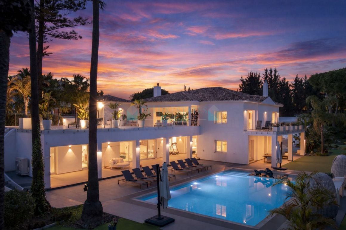 Villa for sale in  Atalaya, Estepona