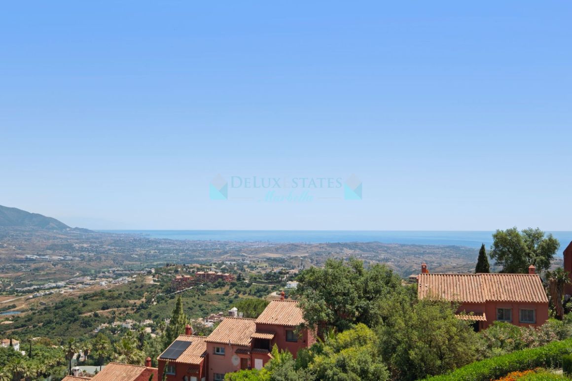 Penthouse for sale in  La Mairena, Marbella East