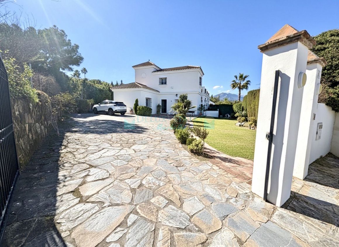 Villa for sale in Nueva Andalucia