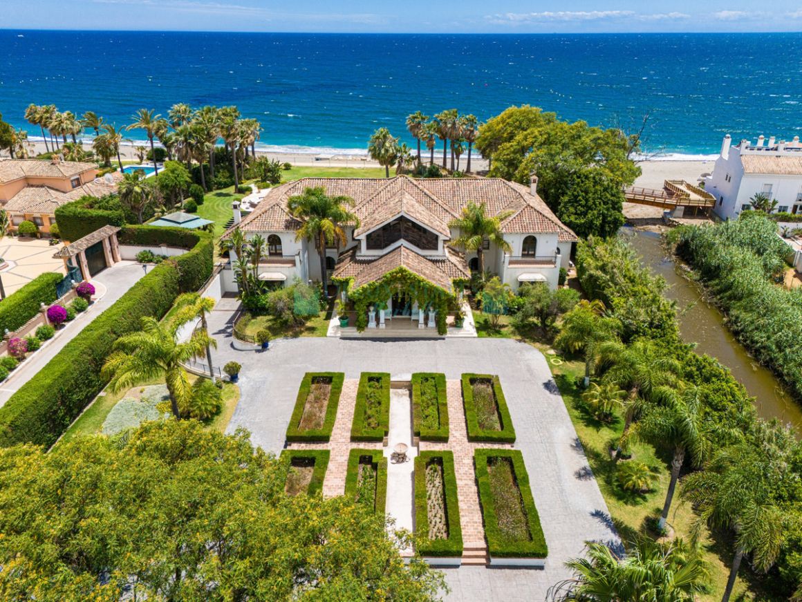 Villa for sale in Estepona