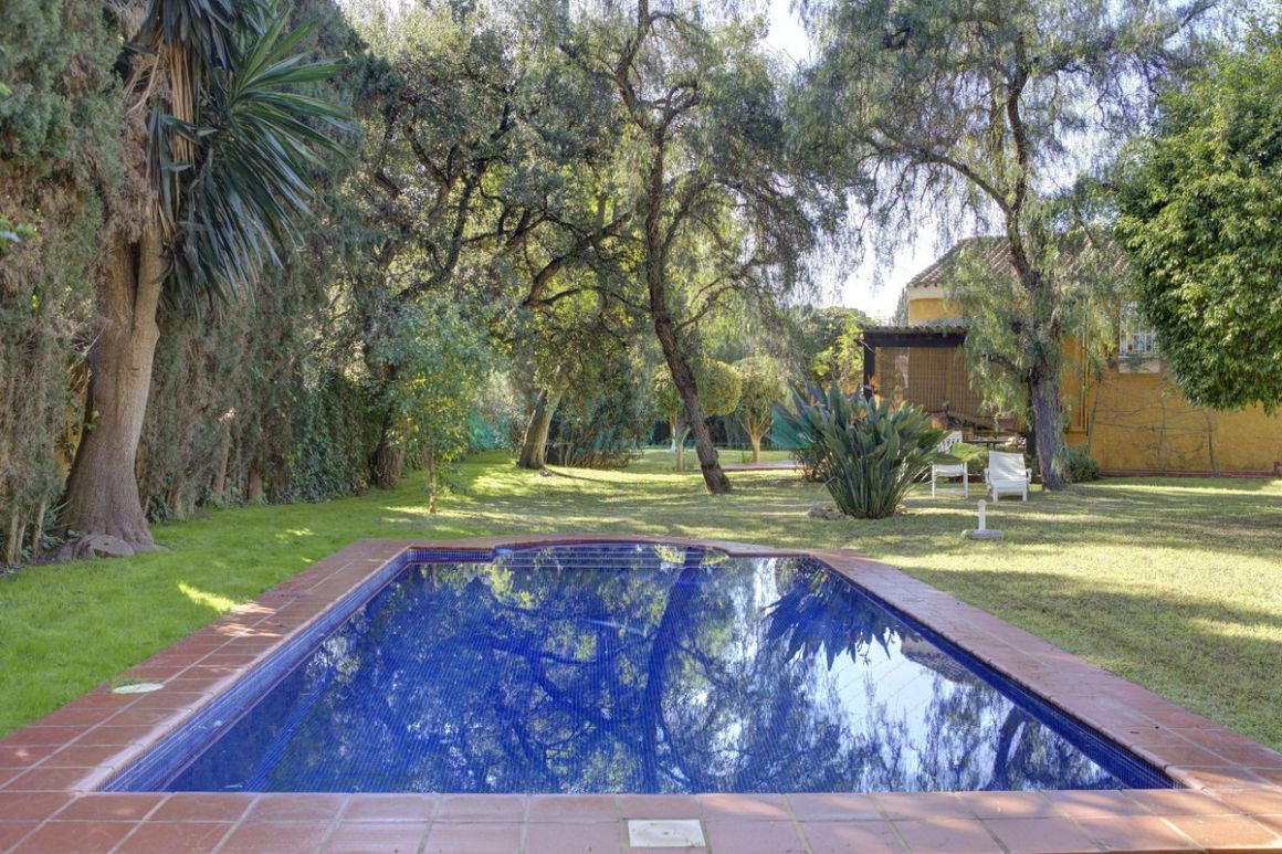Villa for sale in  El Rosario, Marbella East