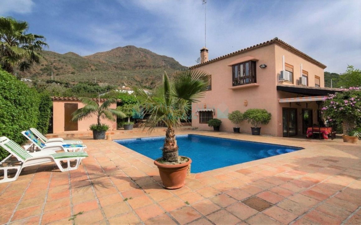 Finca for sale in Estepona