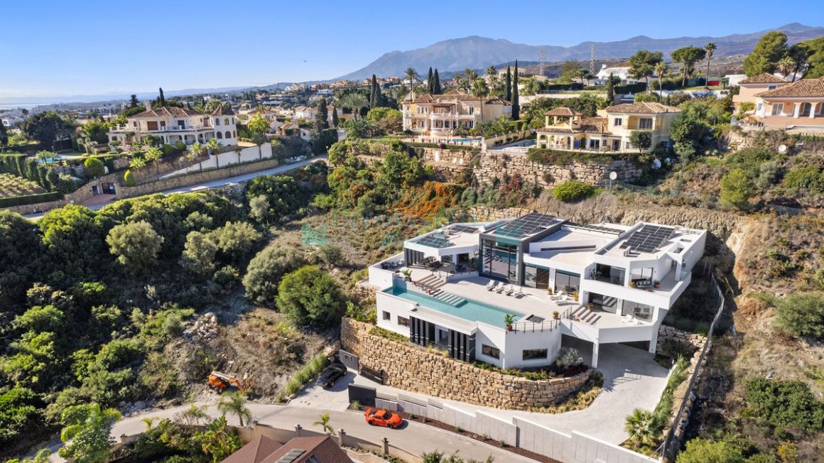 Villa for sale in  El Paraiso, Estepona