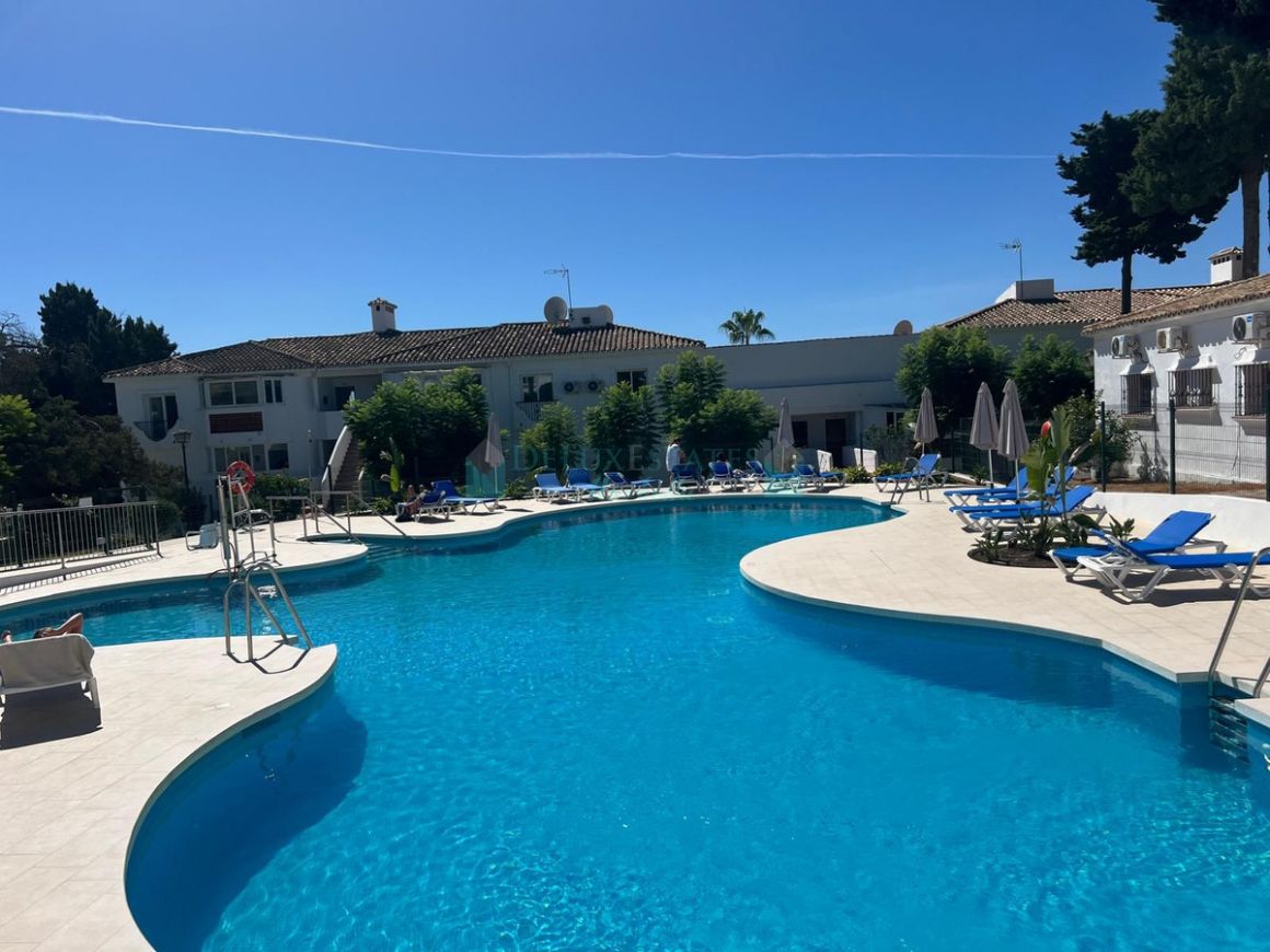 Penthouse for sale in  El Paraiso, Estepona