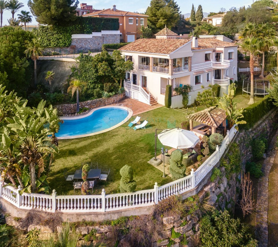 Villa for sale in  El Paraiso, Estepona