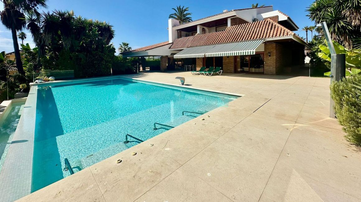 Villa in Nueva Andalucia