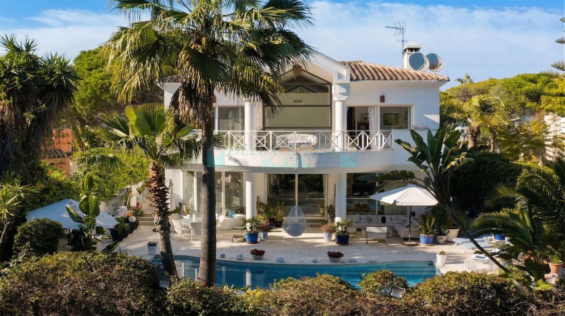 Villa for sale in  New Golden Mile, Estepona