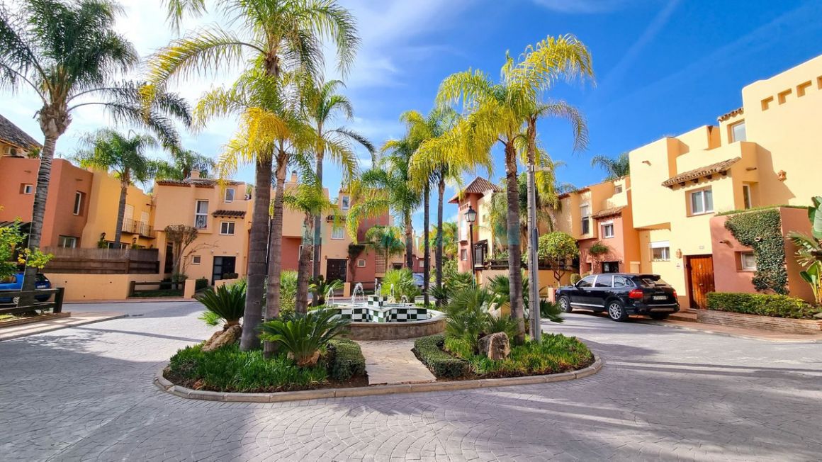 Town House for sale in Nueva Andalucia