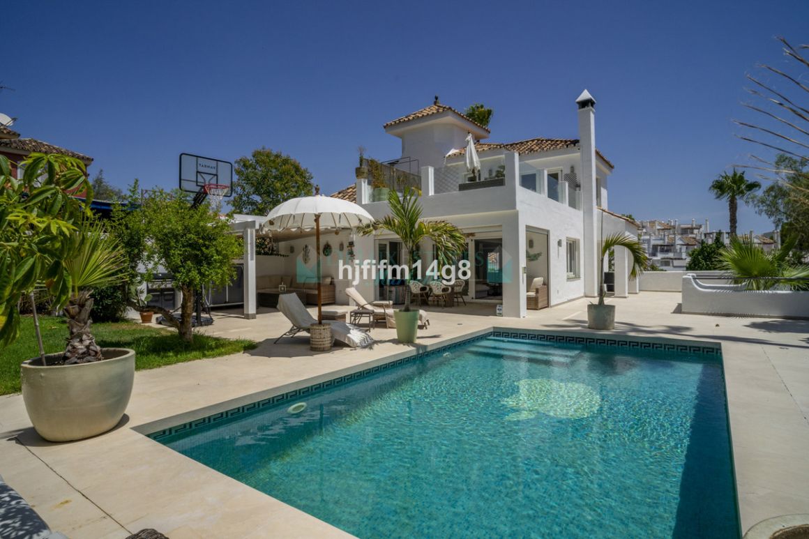 Villa for sale in Nueva Andalucia