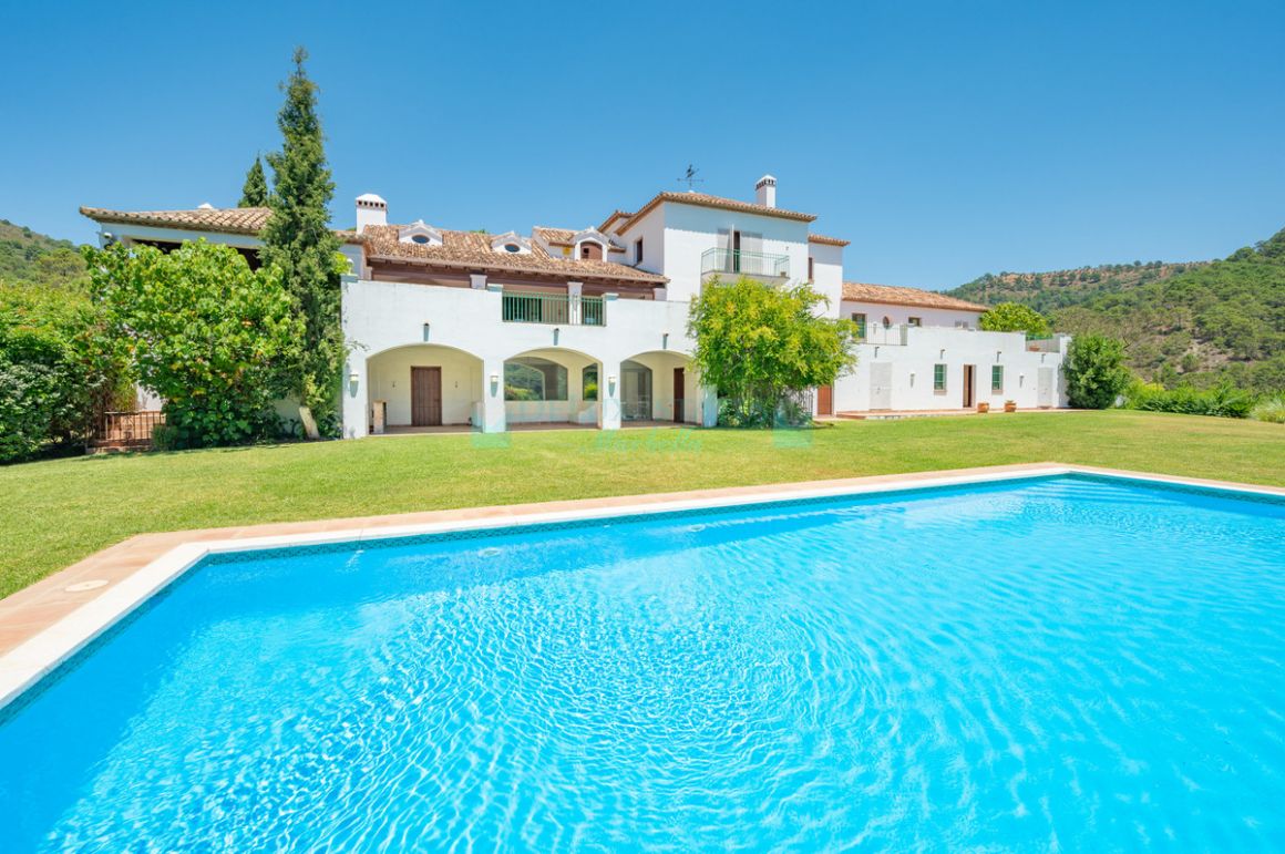 Villa for sale in Estepona