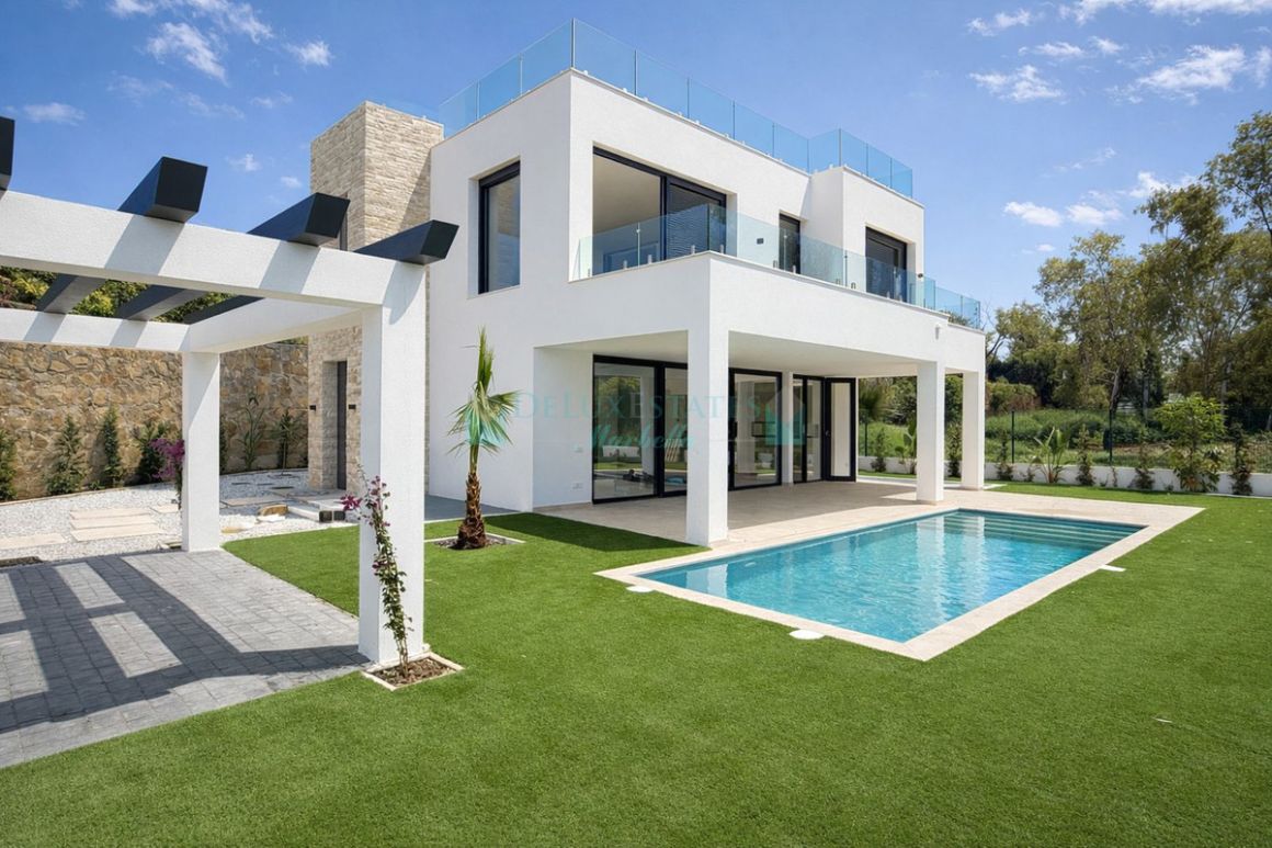 Villa in New Golden Mile, Estepona