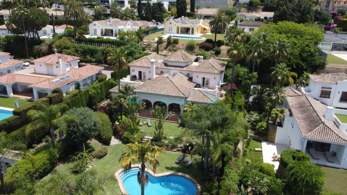 Villa for sale in  El Paraiso, Estepona