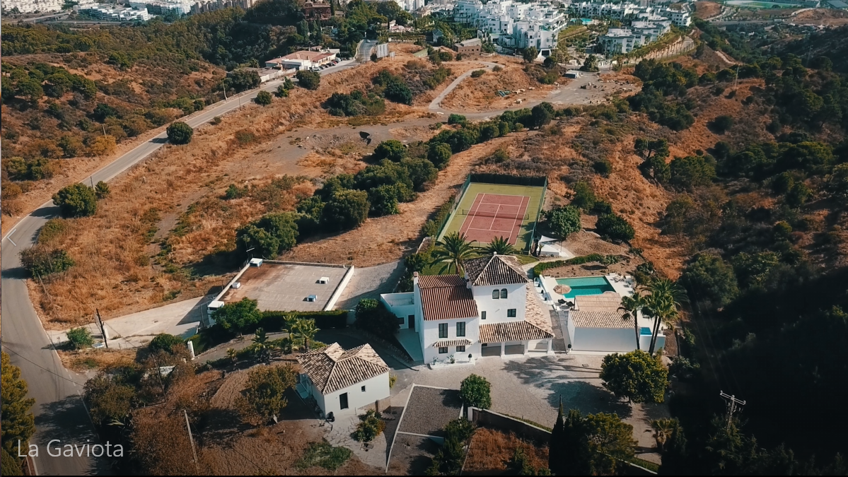 Villa con impresionantes vistas al mar con pista de tenis privada