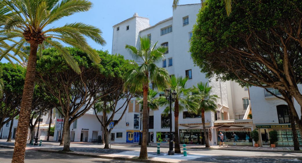 Puerto Banús - Lujo en la Costa del Sol. ¡Coches, barcos, marcas!