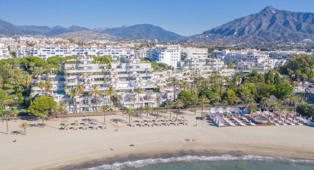 Vista aérea de Puerto Banús y su playa