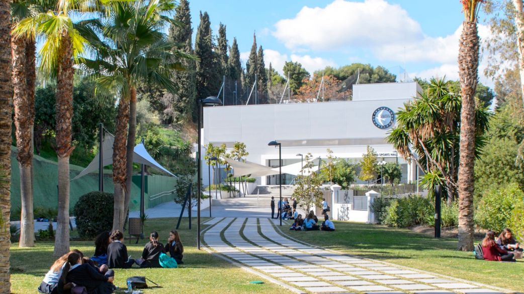 Schools near Puente Romano