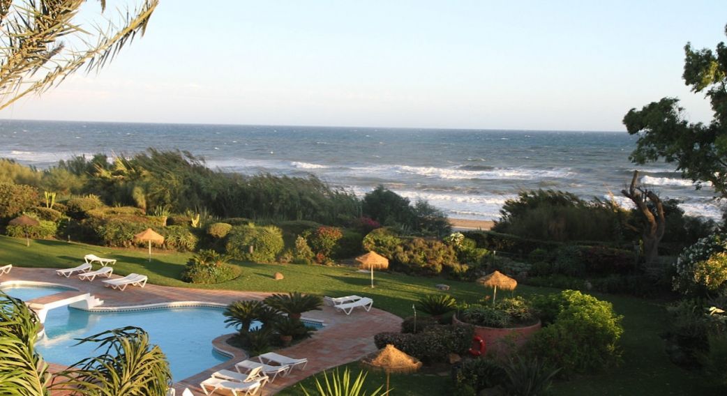 Marbella Este piscina y mar