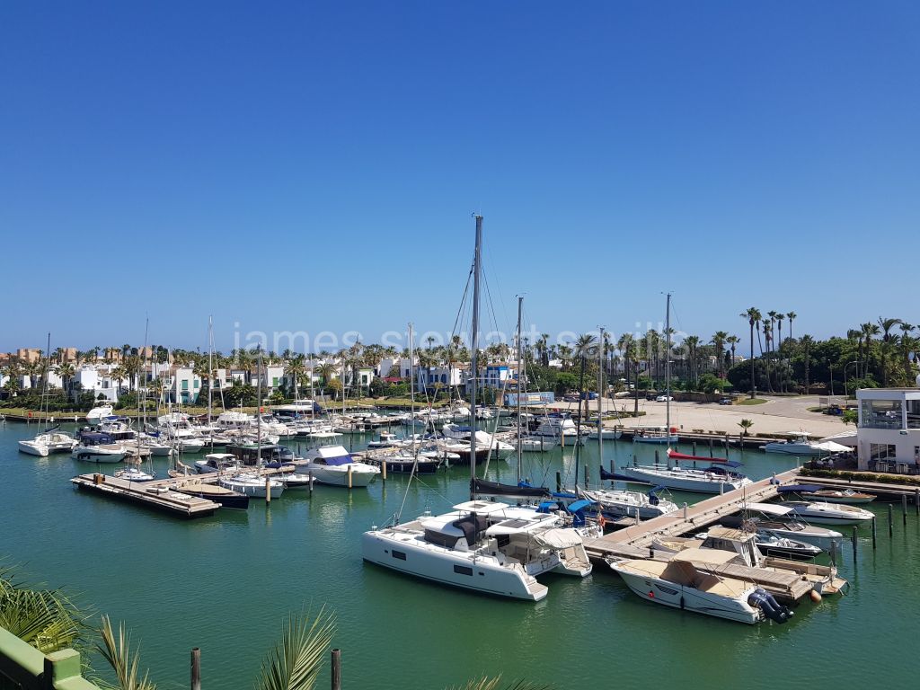 Sotogrande, South-east facing 3 bedroom apartment with lovely elevated Marina views