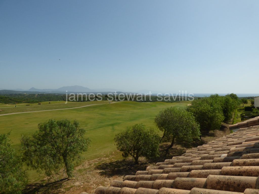 Alcaidesa, Great two bedroom townhouse frontline golf with sea views in Alcaidesa