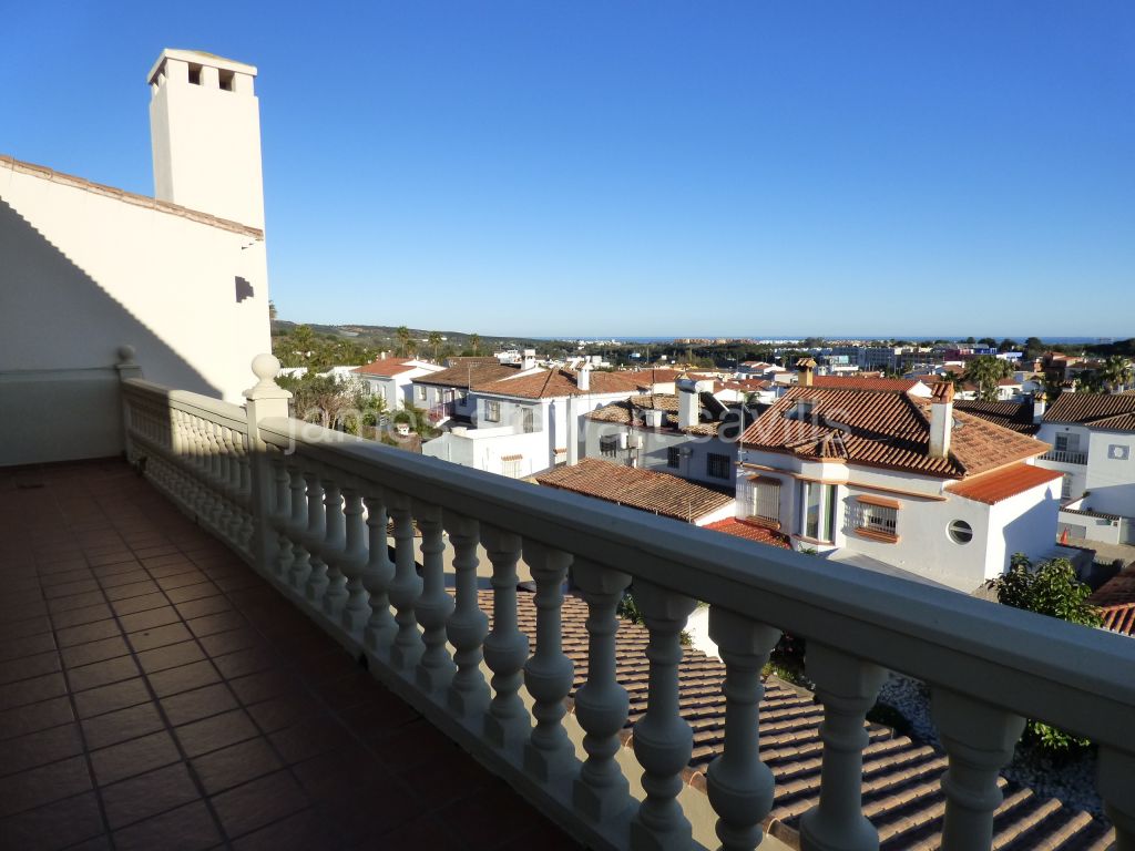 Pueblo Nuevo de Guadiaro, Village house in immaculate condition with winter and summer lounges