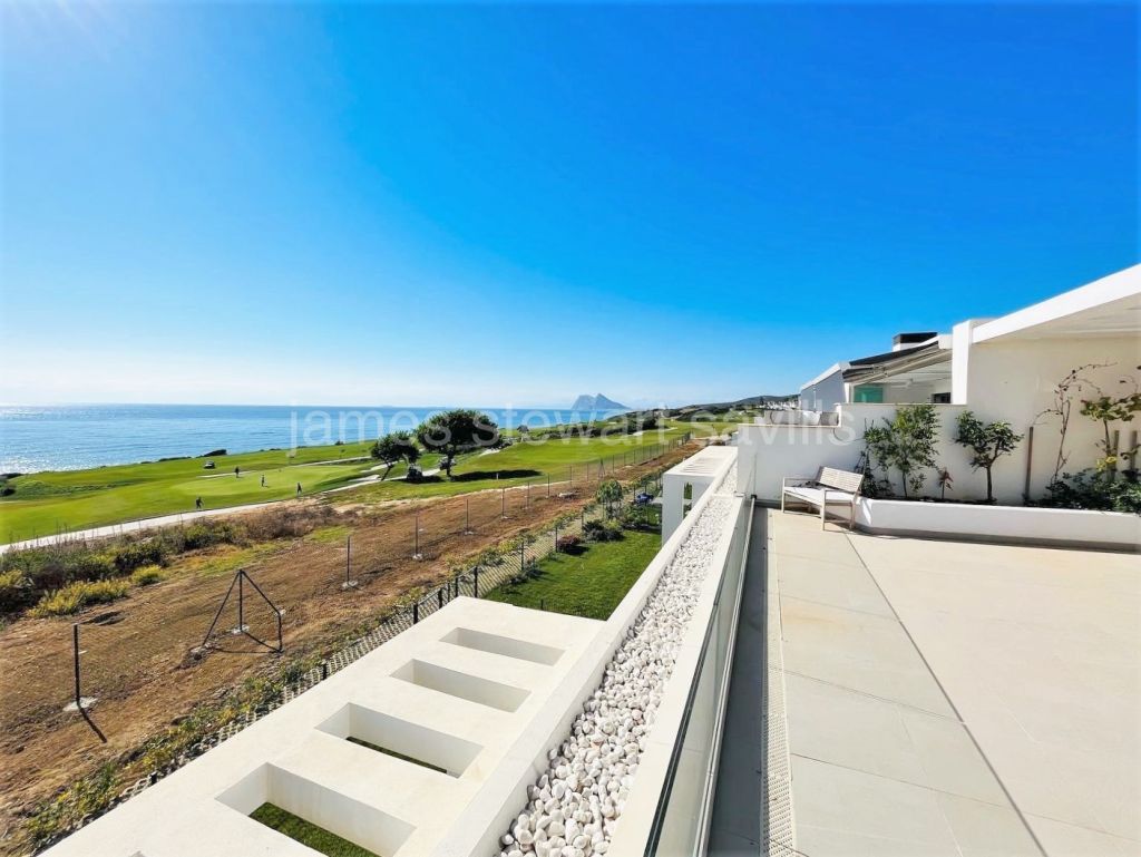 Alcaidesa, Frontline golf and beach 3 bedroom penthouse in Alcaidesa