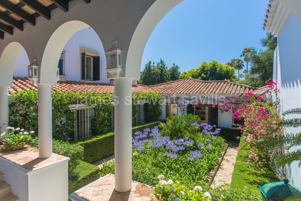 Sotogrande, EXCLUSIVA Impresionante villa de estilo andaluz en primera línea del campo de golf