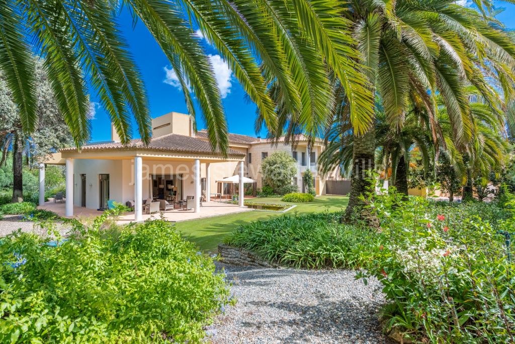 Sotogrande, Villa built with wonderful attention to detail in an extremely private location in Kings and Queens