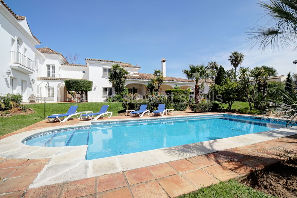 Sotogrande, Charming family home with a lovely mature garden backing onto a protected green zone