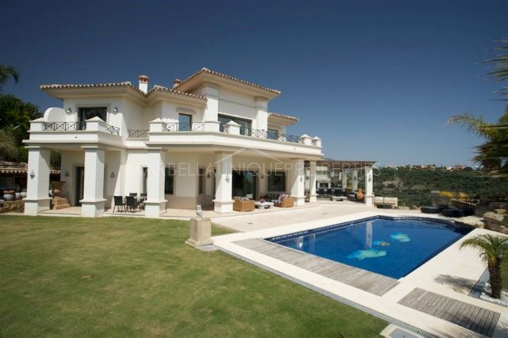 Elegant 4 bedroom frontline golf villa in Los Arqueros, Benahavis