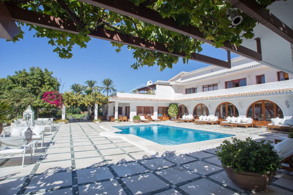 An Extraordinary holiday residence with 3 luxurious villas in Golf Rio Real, Marbella East
