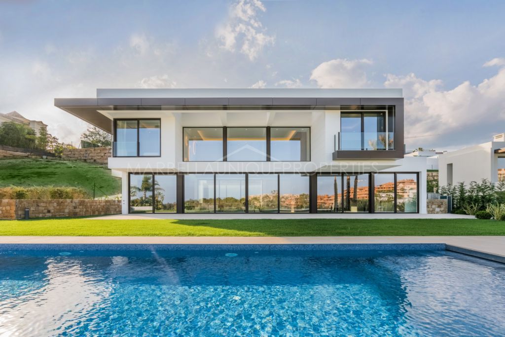 Frontline golf contemporary 5 bedroom villa in Condes de Luque, La Alquería, Benahavís
