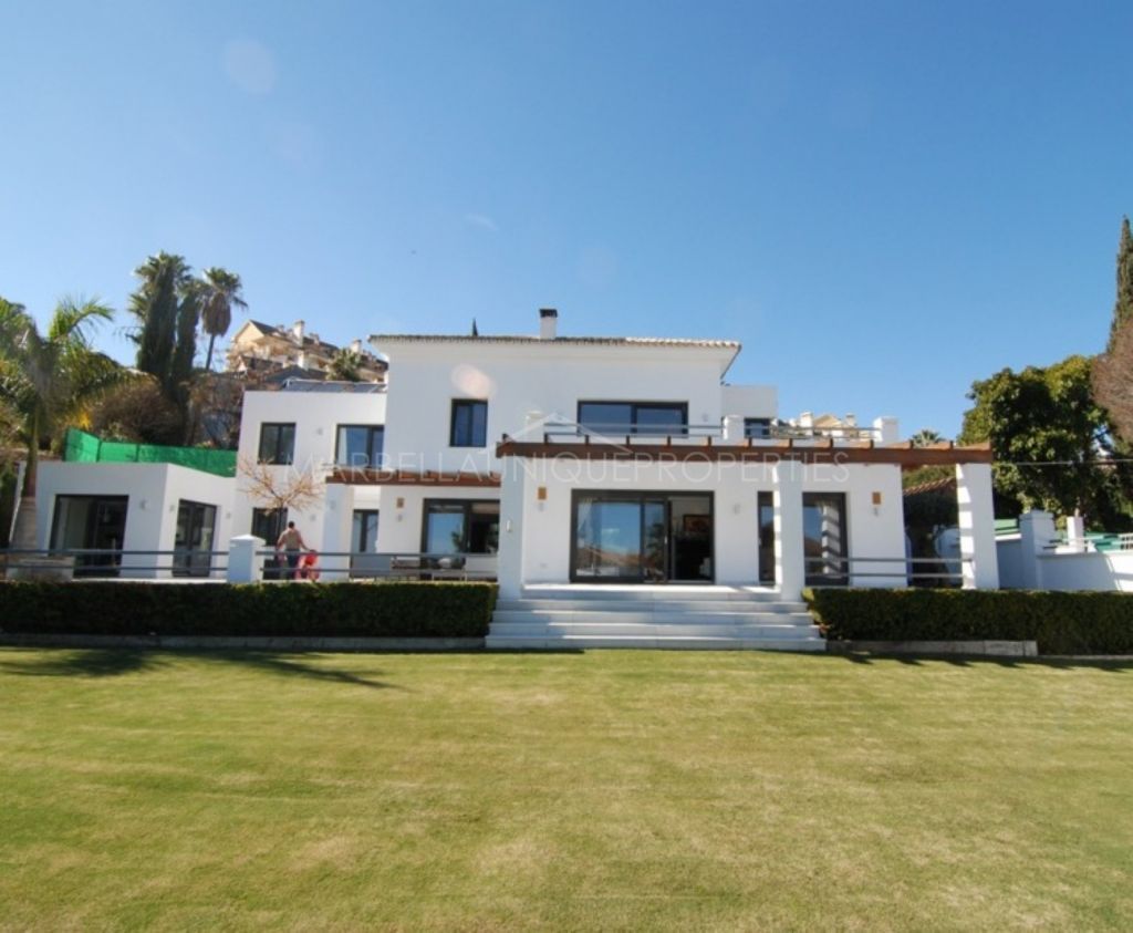 A modern 6 bedroom villa in Nueva Andalucia