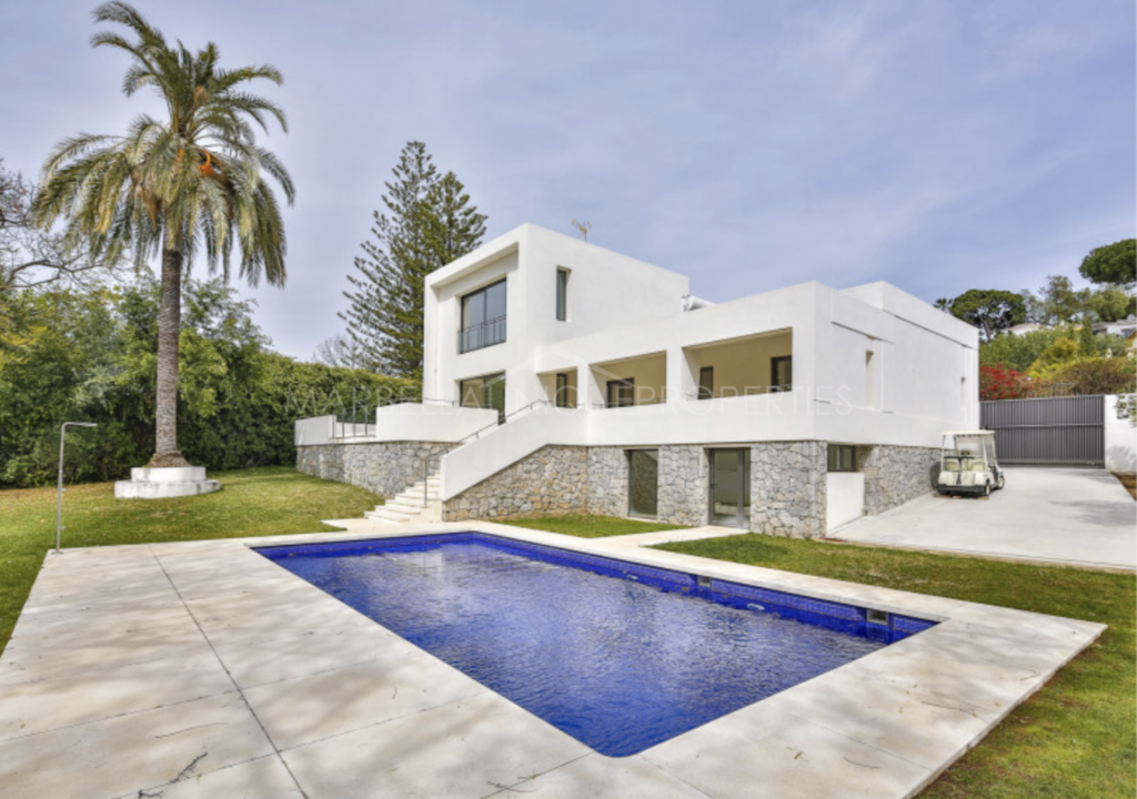 A fully refurbished 4-bedroom frontline golf villa in Guadalmina Alta