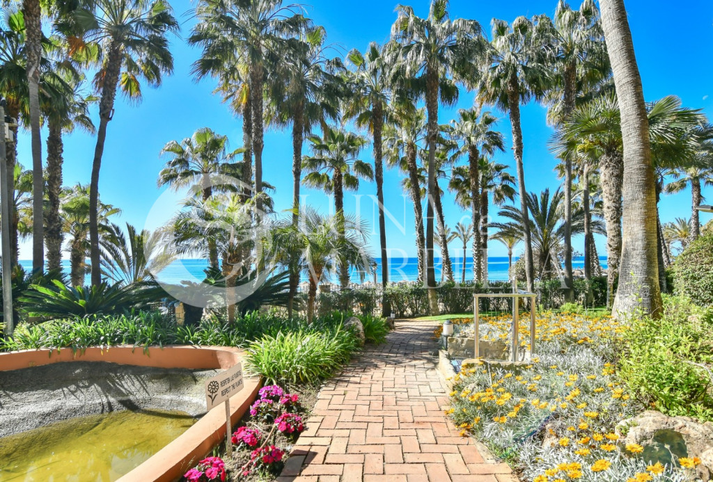 Apartamento en alquiler en Las Cañas Beach, Marbella Golden Mile