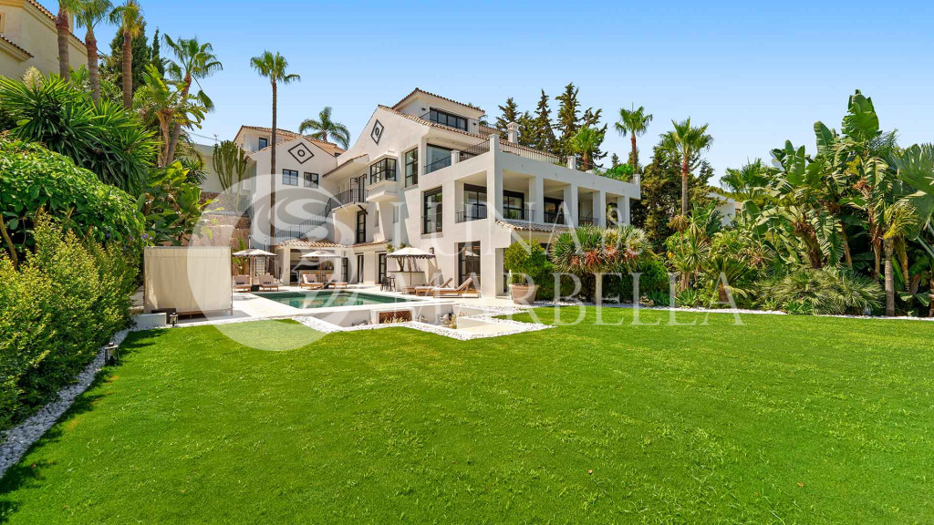 Villa for sale in Nueva Andalucia