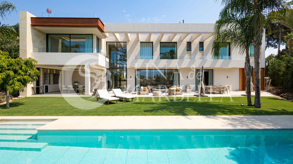 Villa for sale in Marbella East