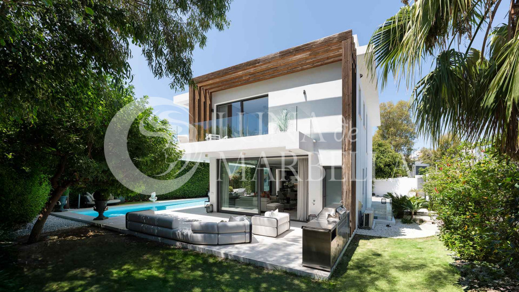 Villa for sale in Estepona