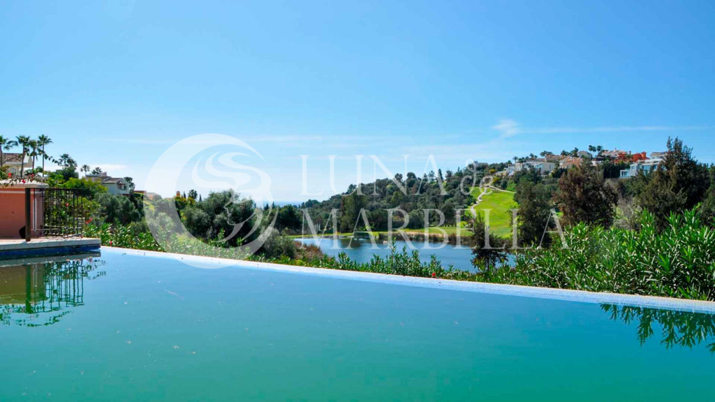 Villa for sale in Benahavis